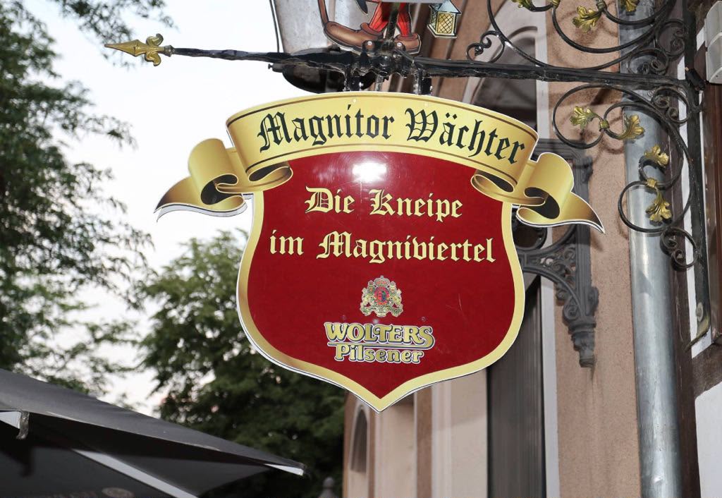 Schild des Magnitor Wächters im Magniviertel